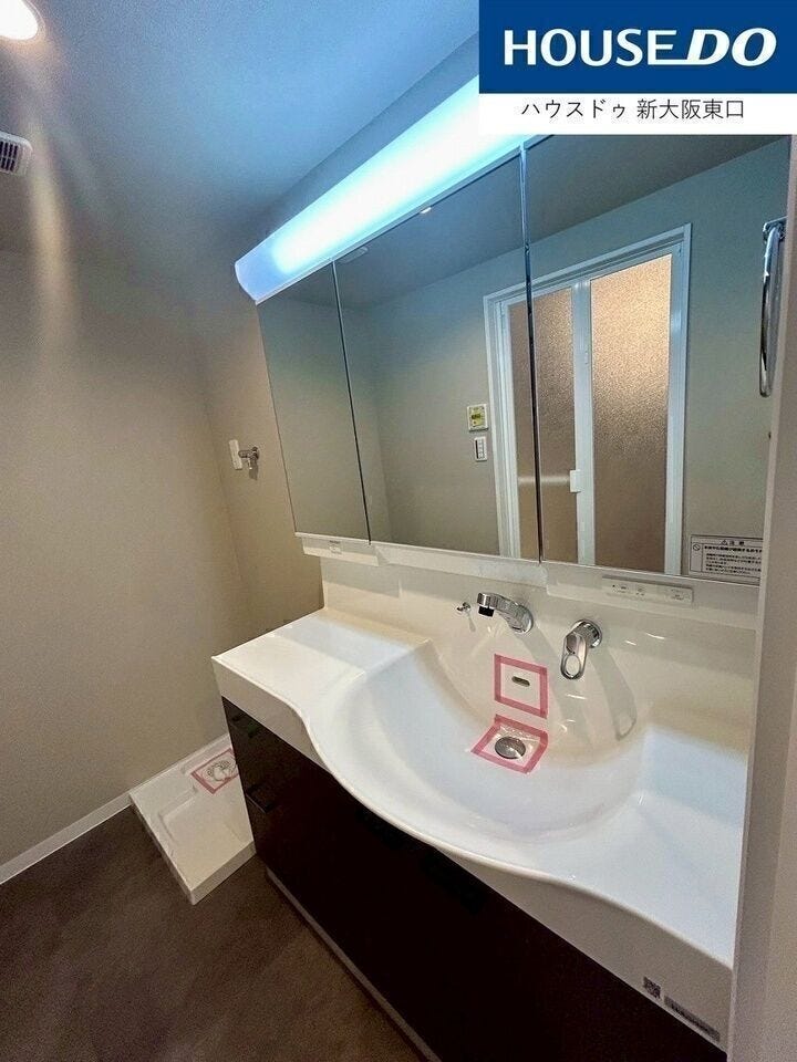 洗面化粧台を新品に交換。
鏡の裏が収納となっているので、お荷物が散らからなくて結構です!