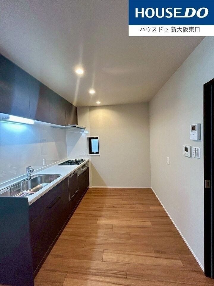 キッチンにもダウンライトを新設。
お手元が明るいです。