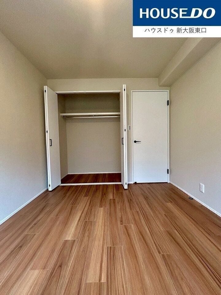 洋室7.0帖
大き目のベッド、大き目の机を置いていただいてもまだ余裕のある大きさのお部屋です。