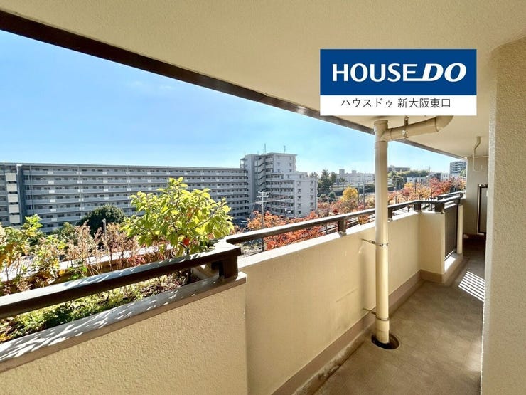 東向きのバルコニーです。