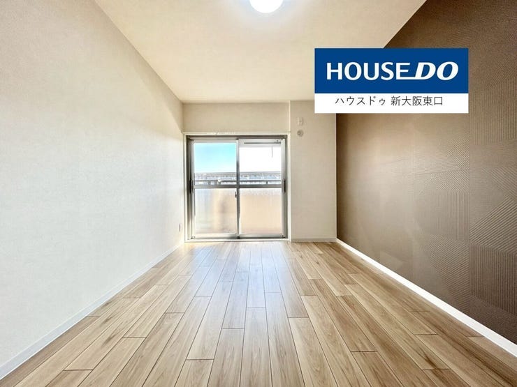 クローゼットと西向きの窓がある6帖の洋室です。
(一部リフォーム中)