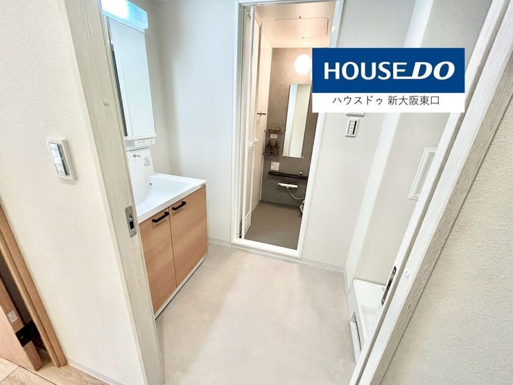 右は洗濯機置き場です。
(一部リフォーム中)