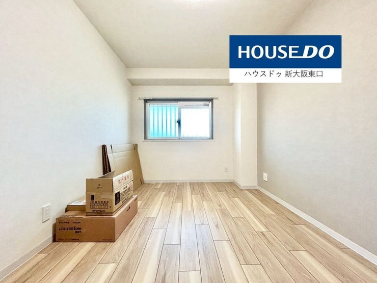 西向きの窓とクローゼットある6帖の寝室です。
(一部リフォーム中)