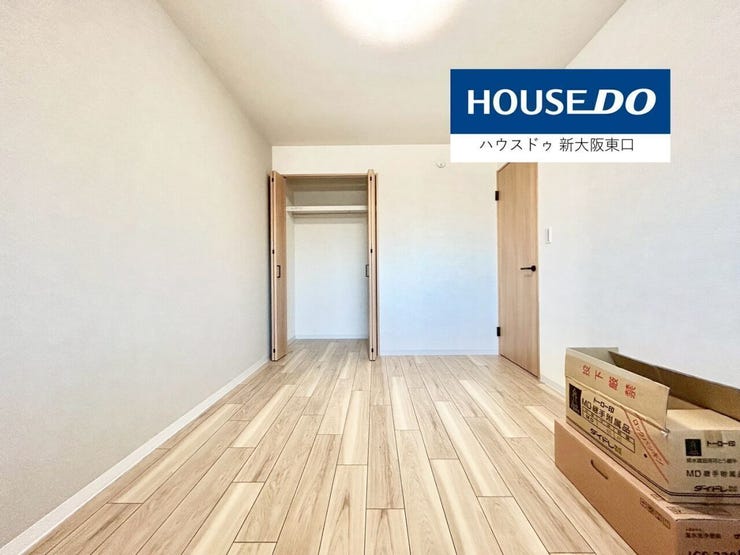 西向きの窓とクローゼットある6帖の寝室です。
(一部リフォーム中)