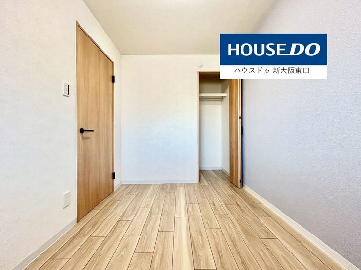 西向きの窓とクローゼットある4.5帖の洋室です。
(一部リフォーム中)