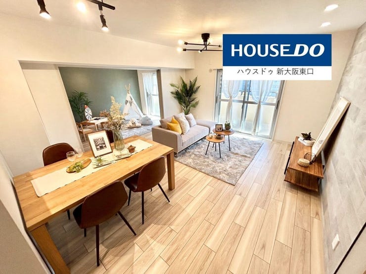 東向きのバルコニーがある16.5帖のLDKです。
奥は大きなクローゼットがある6帖の子供部屋です。
(一部リフォーム中)