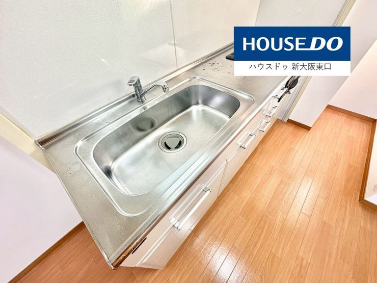 三口コンロ・グリル付きシンク広めのシステムキッチンです。