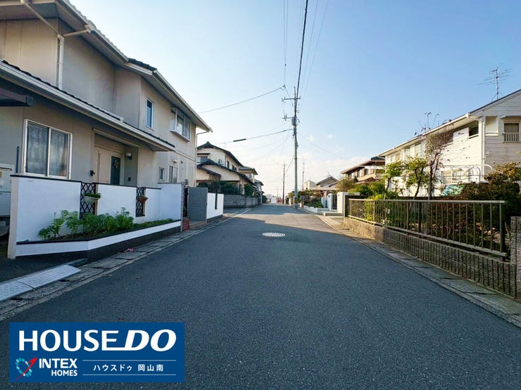 【交通量少なめの前面道路!安心して暮らせる住環境!】
車通りが少なく、見通しの良い前面道路です!
お子様の通学やお散歩も安心ですね!
落ち着いた雰囲気の住宅街で、理想の暮らしを始めてみませんか?
