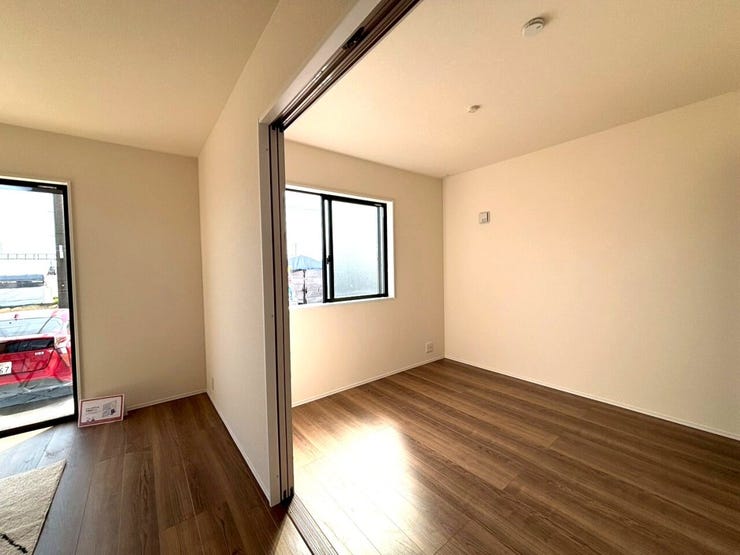 ◆間仕切りを閉めてLDKと分けて個室としても、開け放してリビングの一部として使うのも良いですね!