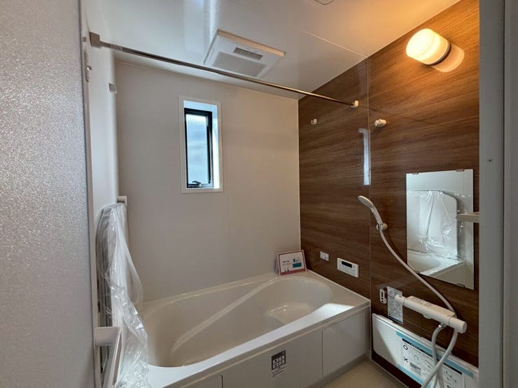 ◆浴室には小窓が付いていますので、換気ができ、清潔感を保つことができます。1日の疲れを癒す空間はいつでも綺麗にしていたいですよね(^^)