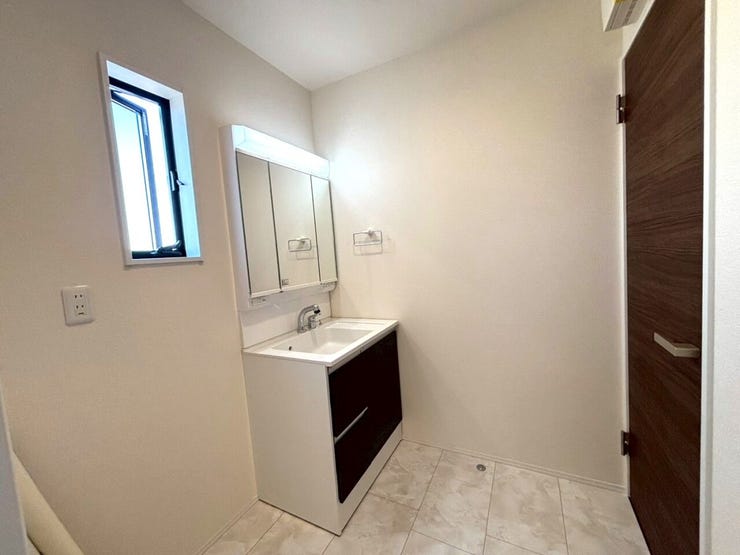 ◆鏡の裏にも収納スペースがあり、歯ブラシや化粧品などの小物類もスッキリ片付きます♪