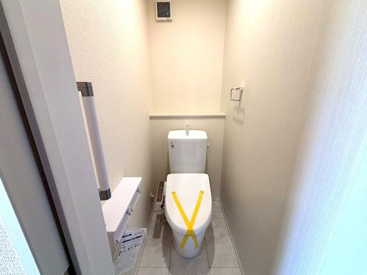 ◆上部に棚の付いたトイレで、トイレットペーパーなど置いておけますので便利です!
