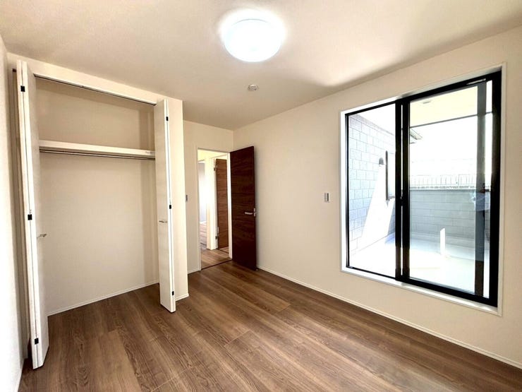 ◆2階5.4帖洋室は2面採光で明るく、インナーバルコニーへ出る事ができます!外へ出て爽やかな空気を吸いませんか?