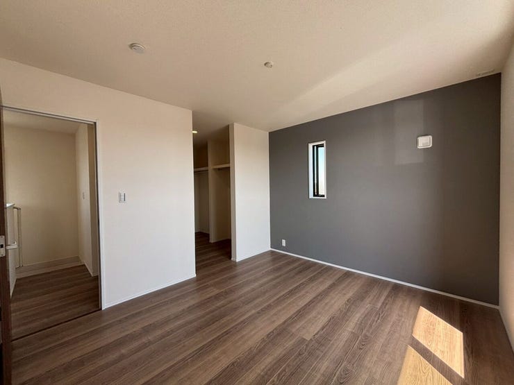 ◆7帖洋室は大きめの収納が完備されています!衣類だけでなく、季節物など、しっかり保管でき、スッキリとした住空間に・・・◎