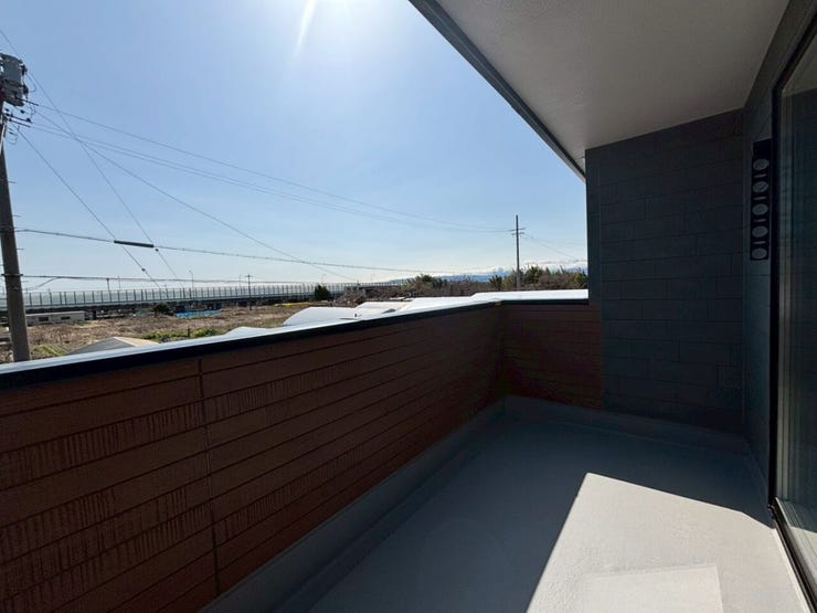 ◆南面のバルコニーは日当り良好♪洗濯物もしっかり乾き、布団もフカフカになります(^^)気持ちよく眠りにつけますね!