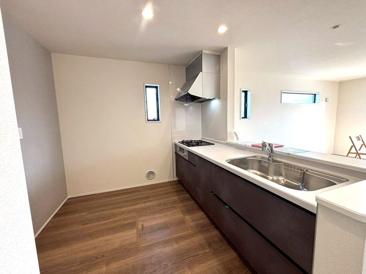 ◆人気の対面・カウンターキッチンです♪お料理しながらリビングでくつろぐ家族との会話を楽しめます!カウンターのナチュラルな色合いがリビングにマッチします!