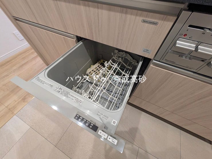 家事の時短に効果大の食洗器付き。高温でパワフルに洗い、温風乾燥します。手洗いよりも節水・節約が可能です。一度使うと手放せないですよ!