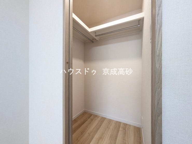 人気のウォークインクローゼットが備え付けられております♪収納が広々としているとインテリアや家具のレイアウトにもこだわることができますね。