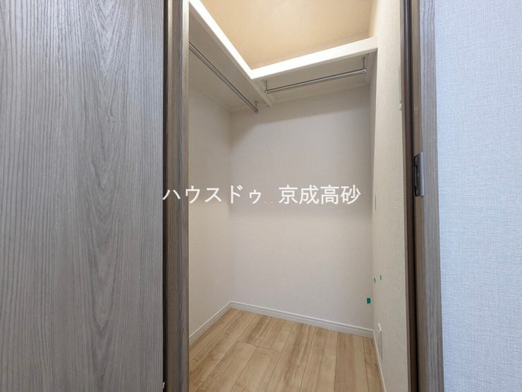 吊るす収納が叶うウォークインクローゼット。