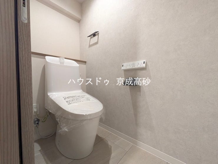 トイレは快適な温水洗浄便座付です。手洗い一体型のトイレ設備はスペースの節約ができ、ゆったりとした空間が確保できます。節水も期待できますね。