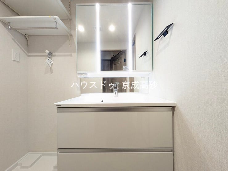 朝の身支度に便利なシャンプードレッサーはとっても便利です!シンク下の収納でアメニティ類のストックもバッチリ!