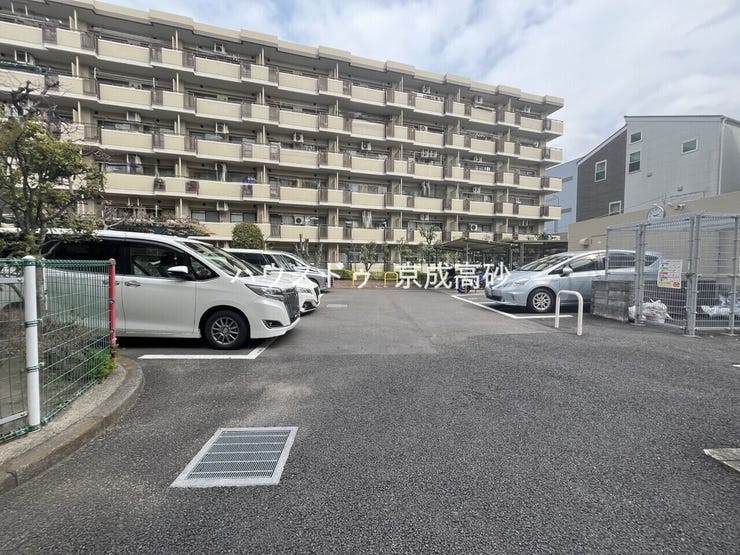 敷地内にある駐車スペースです。空き状況は、お気軽にお問合せください。