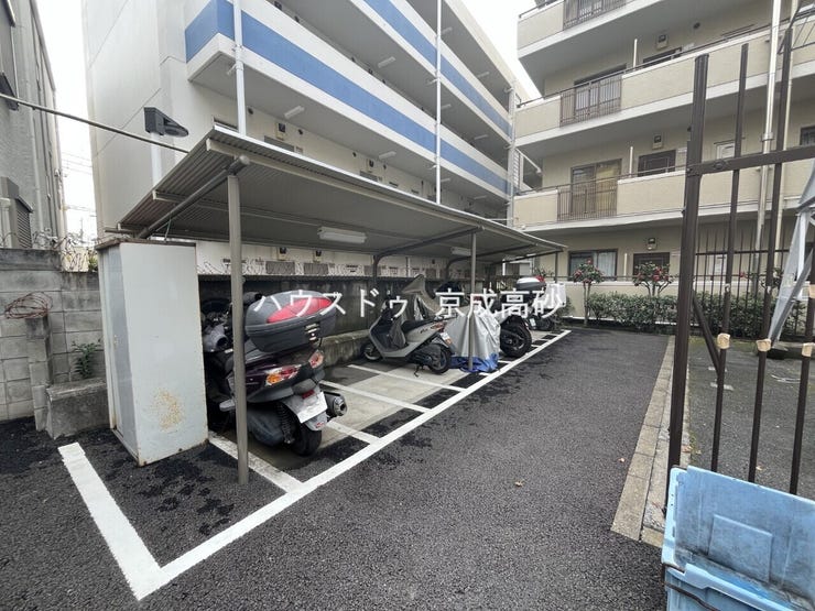 きちんと整備されたバイク置場。住む方の心遣いが感じられます。空き状況は、お気軽にお問合せください。