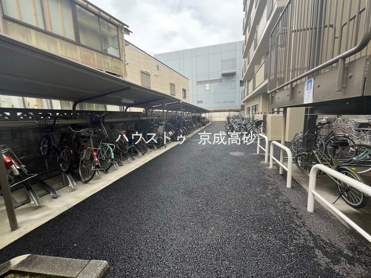 きちんと整備された駐輪場。住む方の心遣いが感じられます。空き状況は、お気軽にお問合せください。