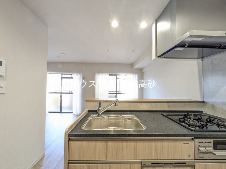 収納が充実したキッチンでママさんに嬉しい仕様となっております♪ついついストックしてしまう食材も備え付けの収納のおかげで保管がらくらくですね。綺麗で清潔なキッチンは毎日のお料理を気持ちよくしてくれます。