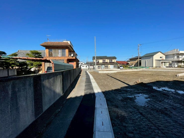 車がスピードを出しにくいため、交通事故のリスクが低減されます。歩行者や自転車が安全に通行しやすい環境です!