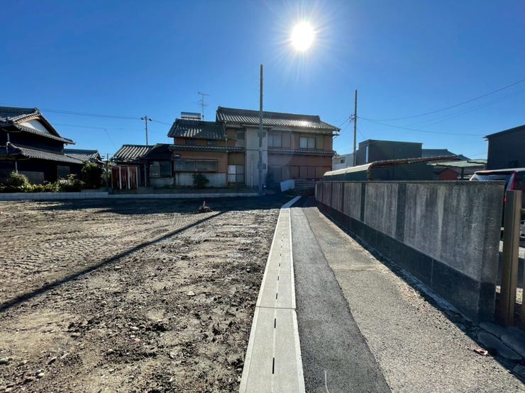 大型車や多くの車両が通行することが少なく、静かで落ち着いた環境が得られます。特に小さなお子さんがいる家庭では安心です!