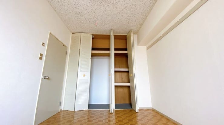 どんな家具にもフィットする床材カラーのお部屋です。