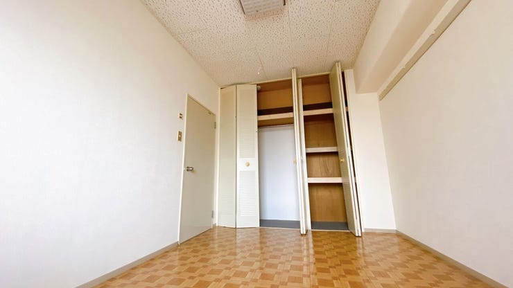 どんな家具にもフィットする床材カラーのお部屋です。