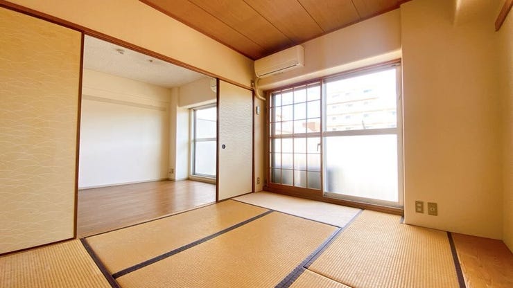 リビング横の和室スペースは休憩したり、お子様の安全な遊びスペースとしても使えます◎