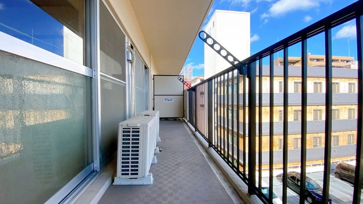 バルコニーは日当たり良好で、洗濯物もよく乾きます◎