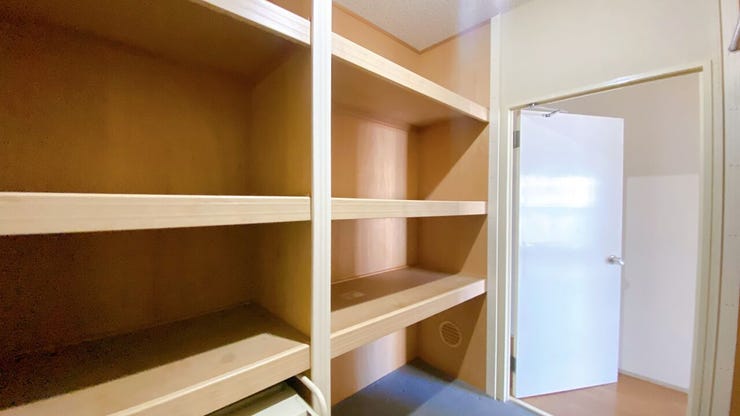 大容量のクローゼットは季節ごとに衣類を分けて収納できます♪
