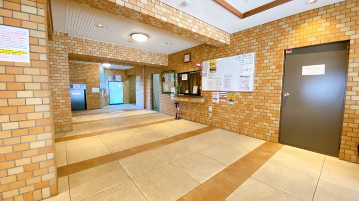 エントランスもきれいに管理されております。