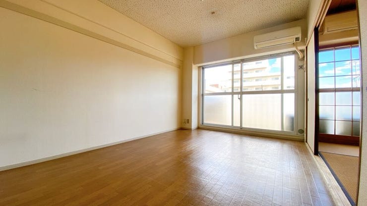 優しい色合いの室内です。
統一感があり、空間がより広く感じられます。