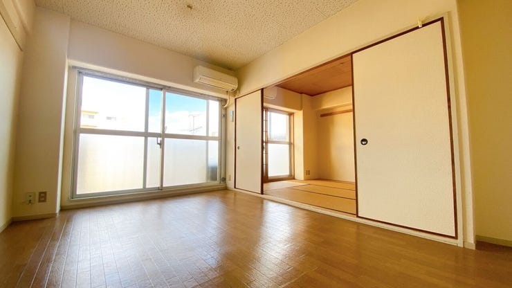 開口部に広い窓があり、採光・通風ともに多く取り込めます。