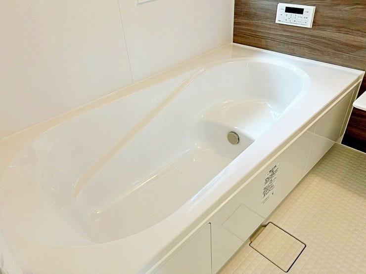 04.高断熱浴槽
熱を逃がさない断熱素材の浴槽・使いやすく快適なバスルーム。
排水の勢いだけで髪の毛がまとまる排水口や水はけの良い床等、お手入れもしやすい仕様。※イメージ写真