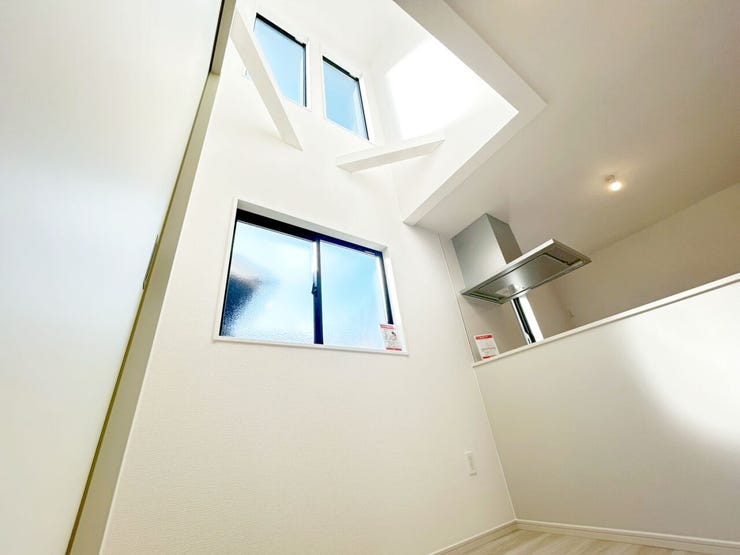 吹き抜けのある新築戸建て♪小倉北区黒住町◎駐車場◎大容量WIC◎スタディカウンター◎全室フローリング