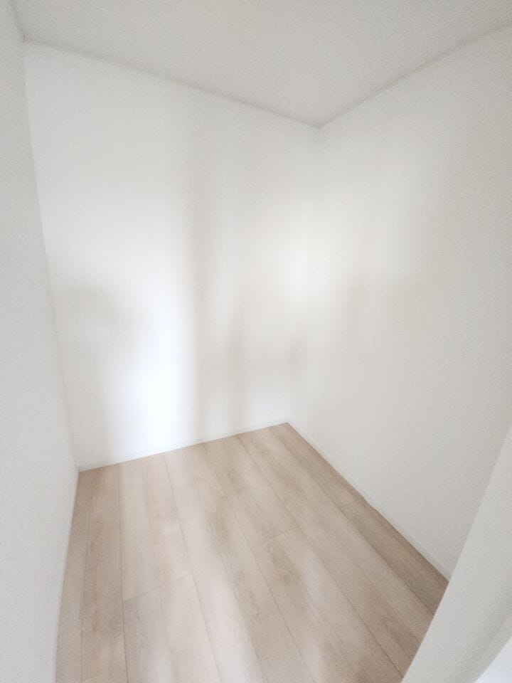 たっぷり収納スペースがあるウォークインクローゼット(同仕様写真)