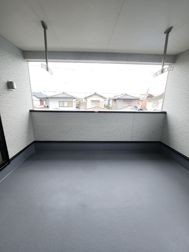 採光に優れた南向きバルコニーです。晴れた日には洗たく物がよく乾きます。(同仕様写真)