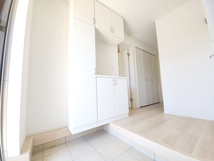 玄関回りをたっぷり収納できる収納スペース。(同仕様写真)