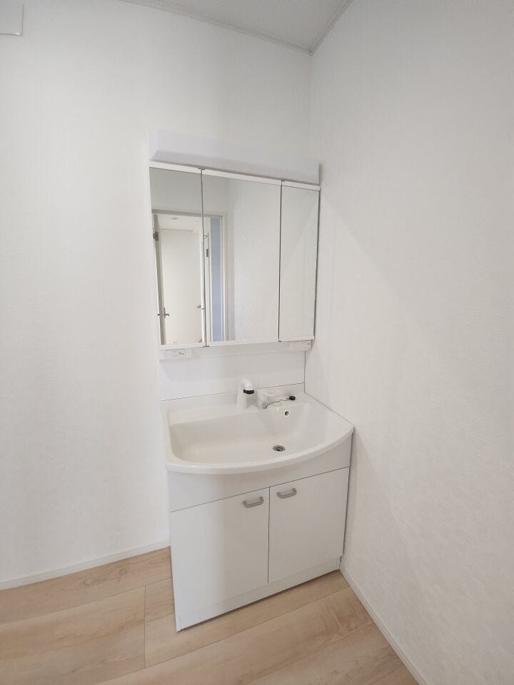 ボトル類や小物もサイドに収納でスッキリ、ワンタッチで切り替えOKのシャワーヘッドで便利です。(同仕様写真)