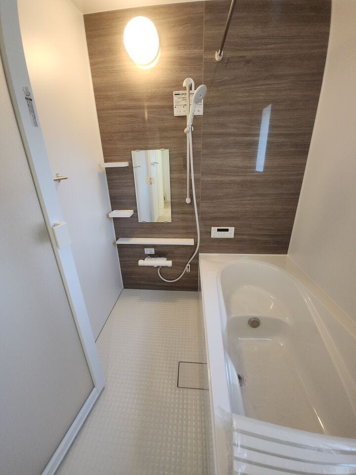 一坪サイズのゆとりのバスルームです。節水にも効果を発揮するエコベンチ浴槽を採用しました。洗い場の床は水はけの良い仕様です。暖房換気乾燥機も設置あり。(同仕様写真)