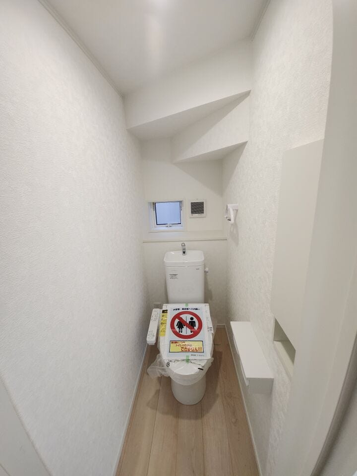 便ふたオート開閉機能、トルネード洗浄なので、少ない水でも前方の返し部分から後方部までしっかり洗浄。(同仕様写真)