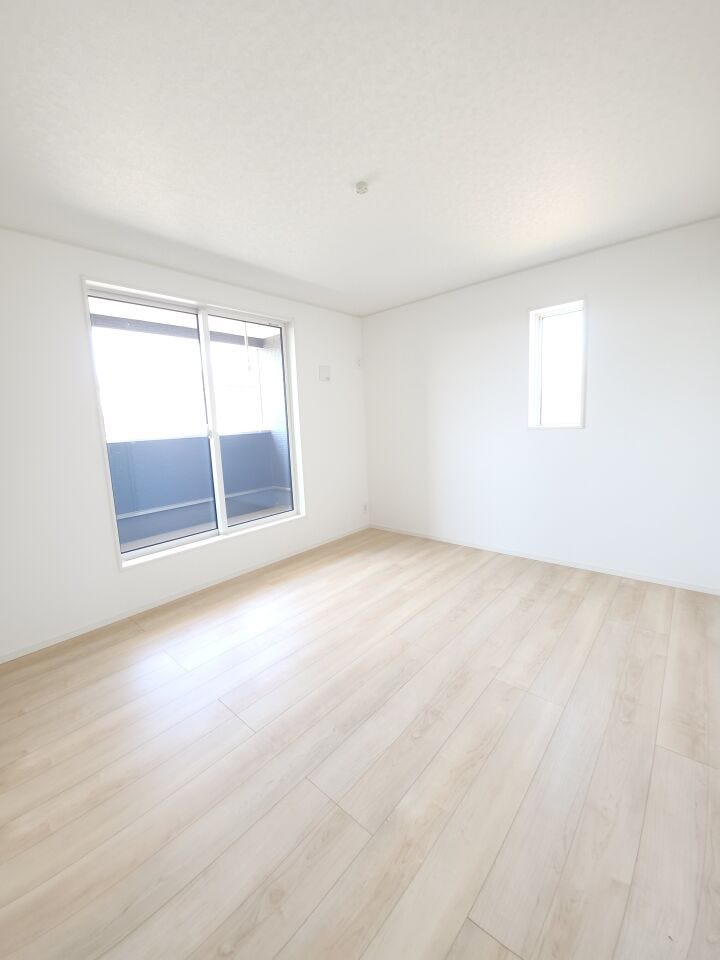 サッシは、Low-E複層ガラスを標準採用しており、断熱効果を高めます。(同仕様写真)