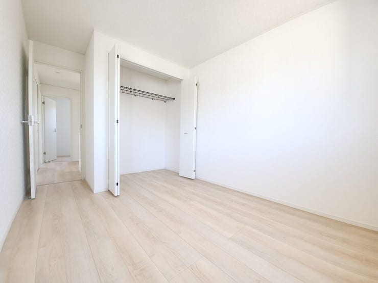 すべての洋室には、たっぷり収納できる大型クローゼットが設置してあります。(同仕様写真)