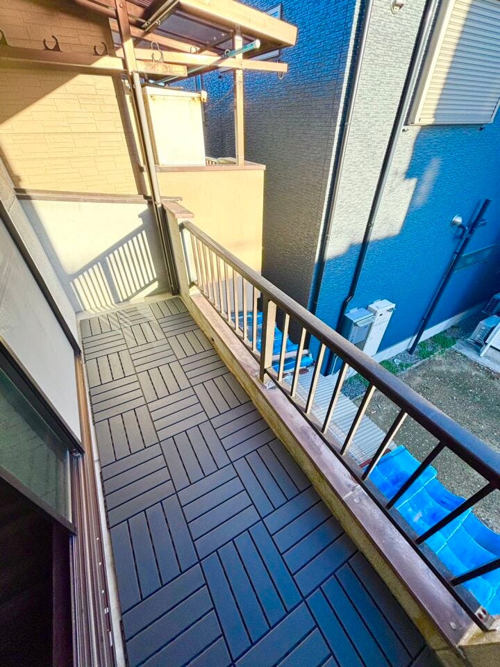 バルコニーは置きタイルでオシャレ♪